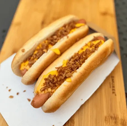 Hot Dog Amerykański polany cheddarem